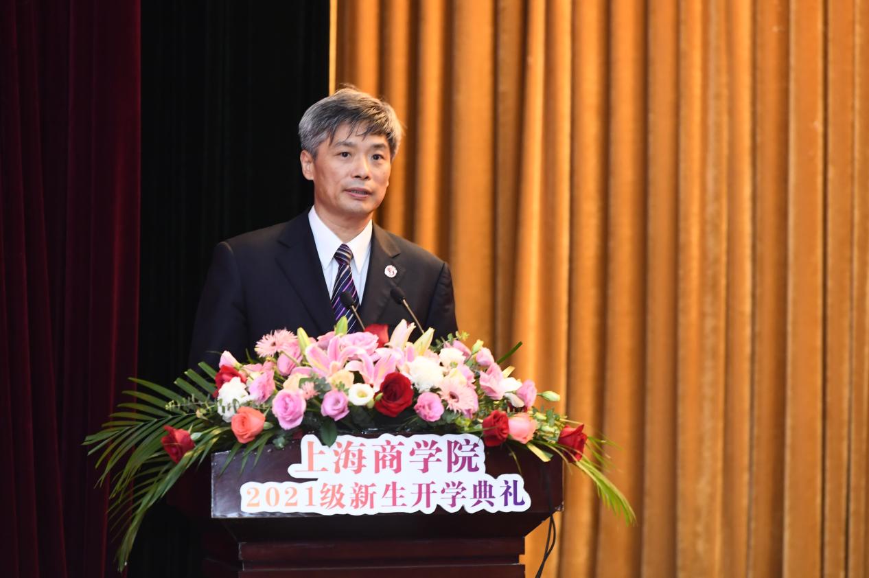 图为校长唐海燕讲授开学第一课 图为校长唐海燕讲授开学第一课