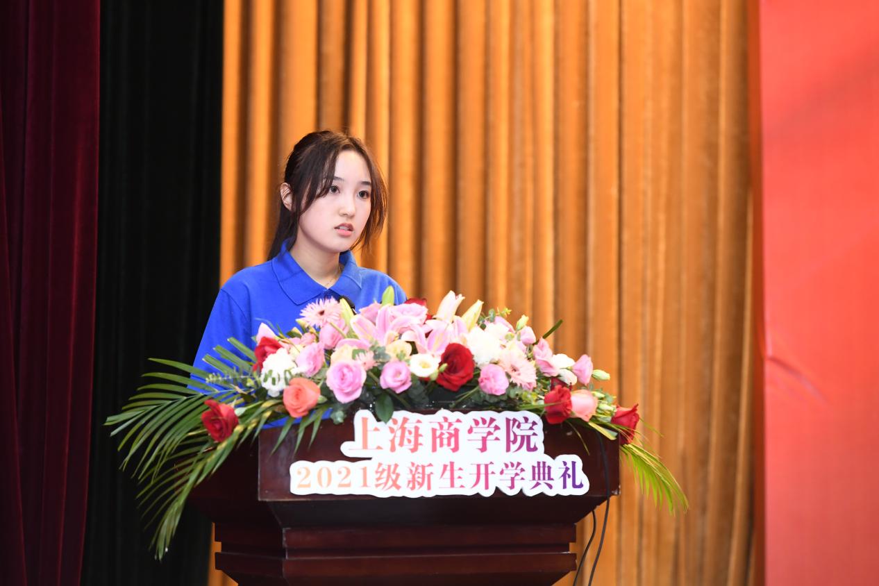 图为学生代表发言 图为学生代表发言