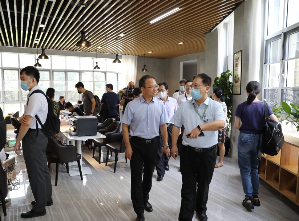 图为教委领导、校领导看望报到现场师生 图为教委领导、校领导看望报到现场师生