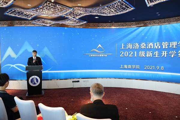 图为校长唐海燕作开学第一课结课 图为校长唐海燕作开学第一课结课