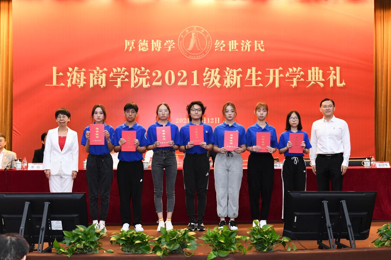 图为获奖同学与校领导合影 图为获奖同学与校领导合影