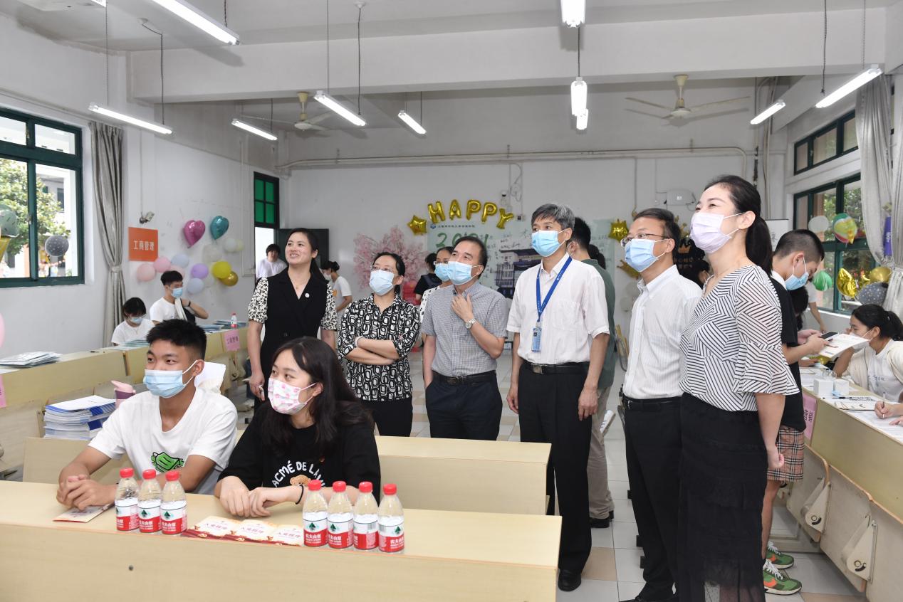 校领导走访各二级学院
