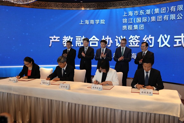 图为陈群副市长见证学院与龙头企业签约 图为陈群副市长见证学院与龙头企业签约