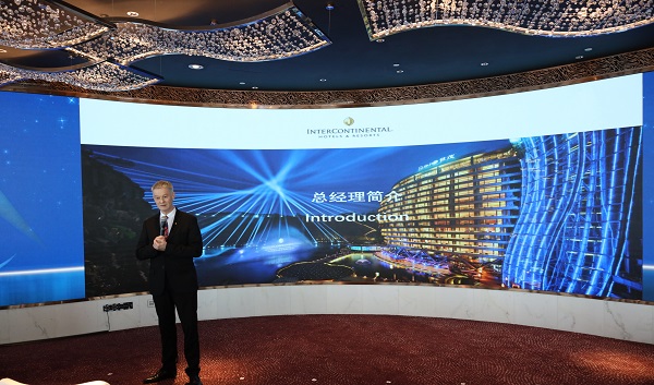 图为洛桑酒店管理学院校友姚俊博(Paul.Hugentobler)参与讲授开学第一课 图为洛桑酒店管理学院校友姚俊博(Paul.Hugentobler)参与讲授开学第一课
