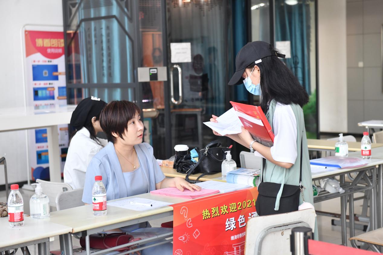 教师为学生讲解资助政策