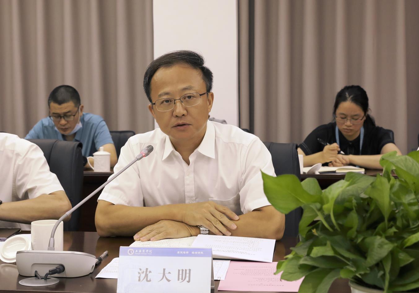 图为党委书记沈大明讲话 图为党委书记沈大明讲话