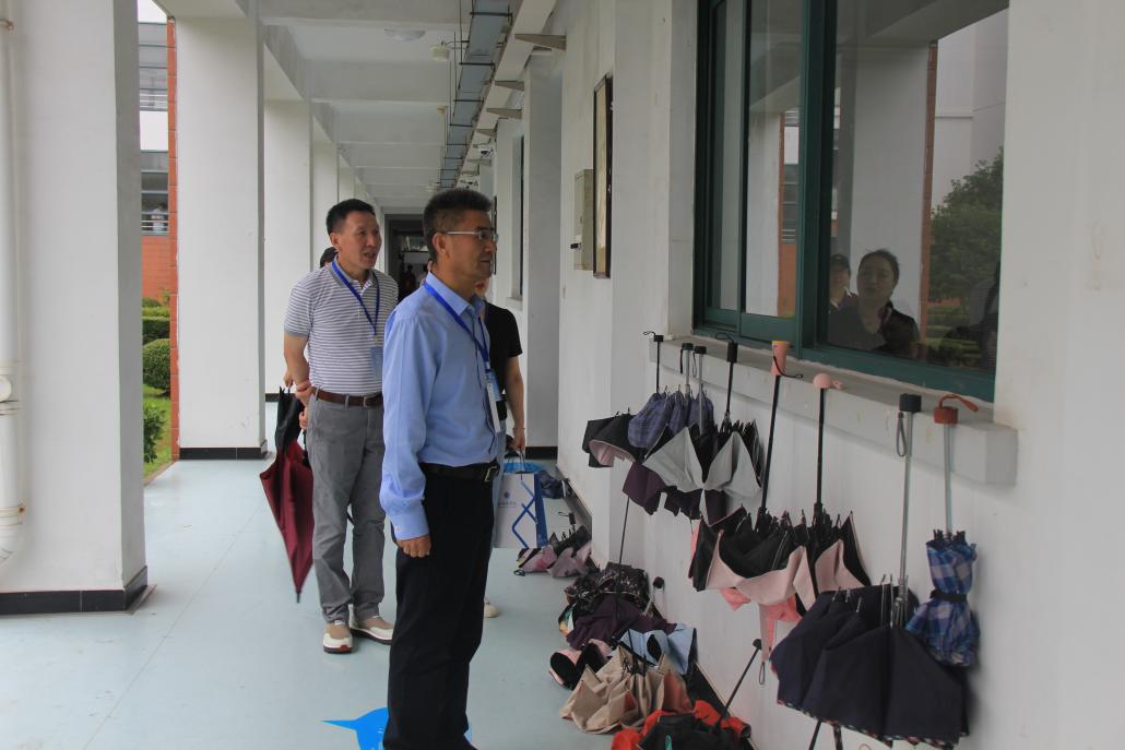 图为陈剑峰一行查看课堂 图为陈剑峰一行查看课堂