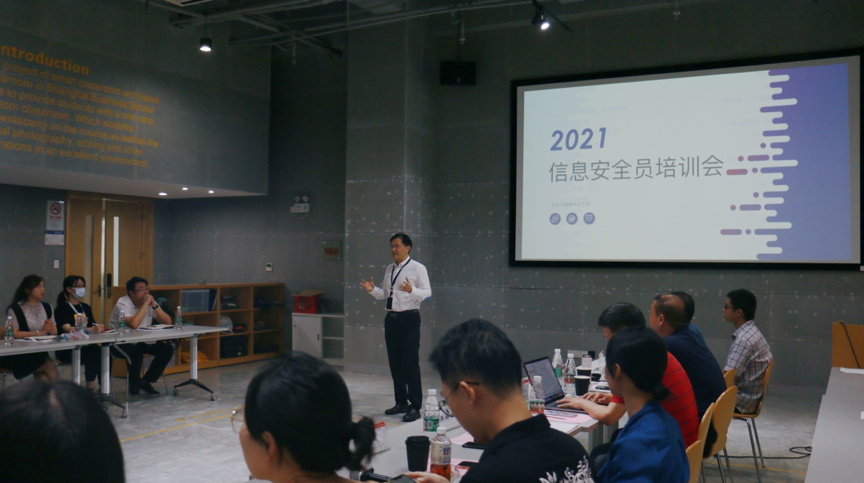 图为张绍华讲话 图为张绍华讲话