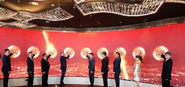 图为陈群副市长等领导共同为上海洛桑酒店管理学院揭牌 图为陈群副市长等领导共同为上海洛桑酒店管理学院揭牌