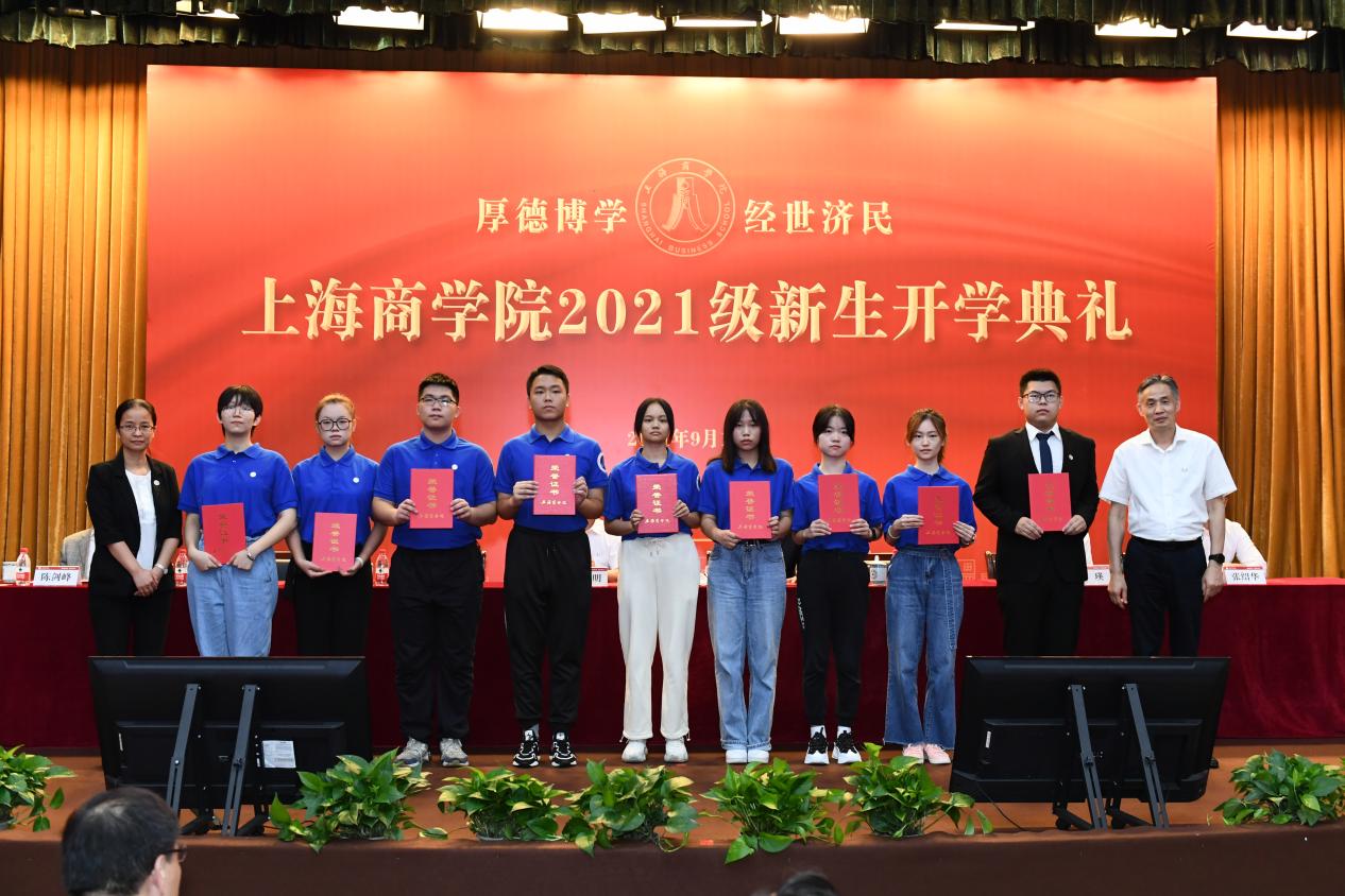 图为获奖同学与校领导合影 图为获奖同学与校领导合影