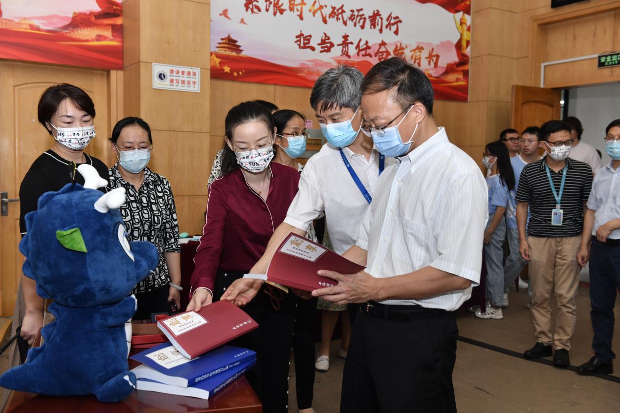 校领导走访各二级学院