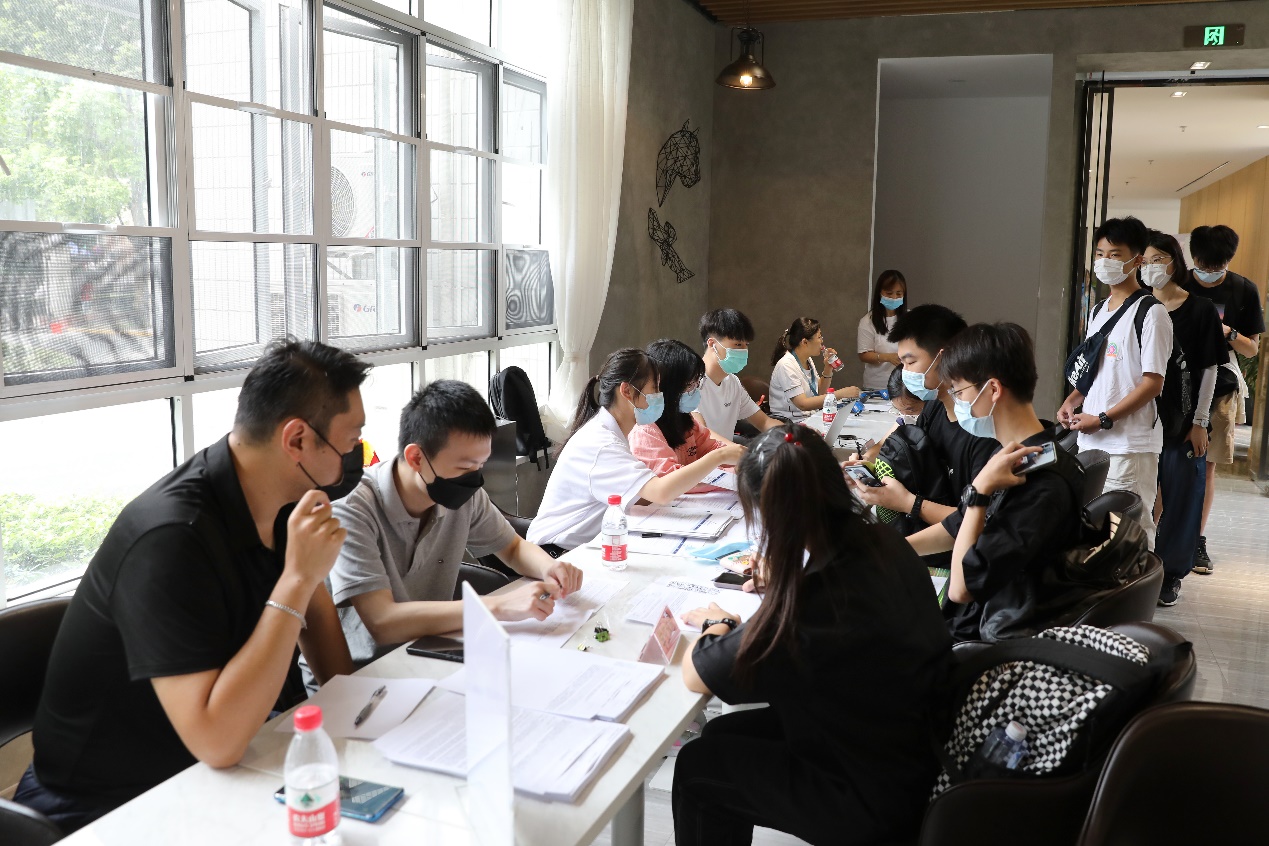 图为报到现场 图为报到现场