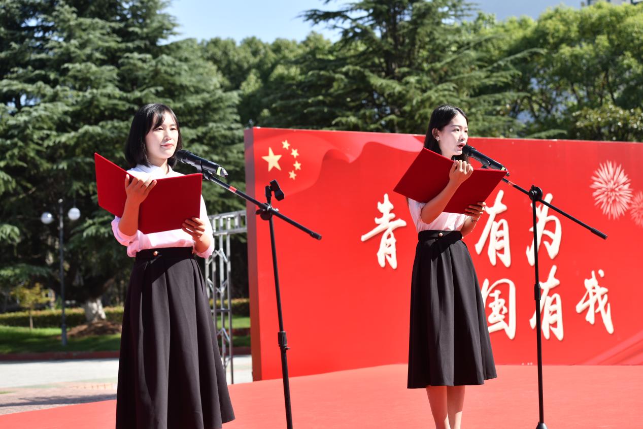图为诗朗诵《少年》现场