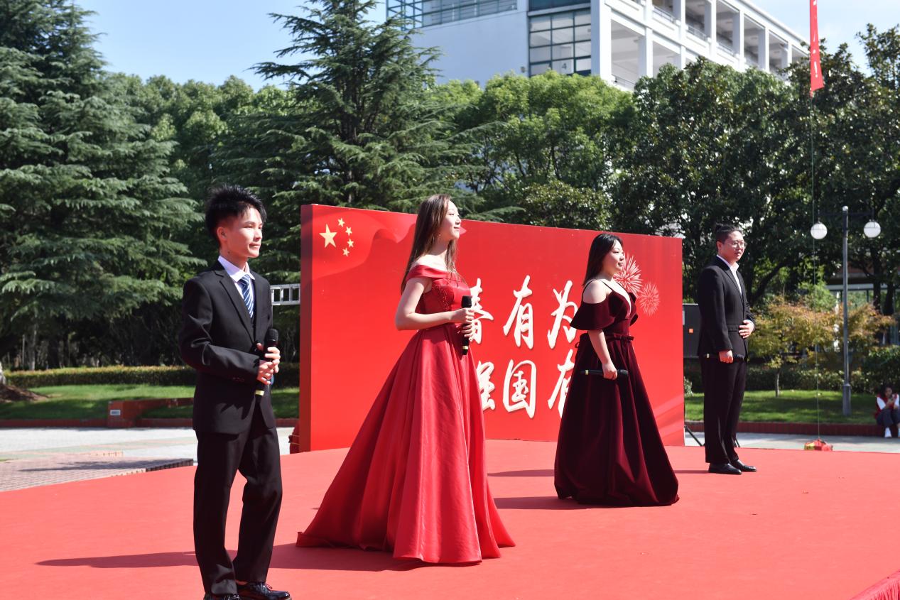 图为歌曲《灯火里的中国》
