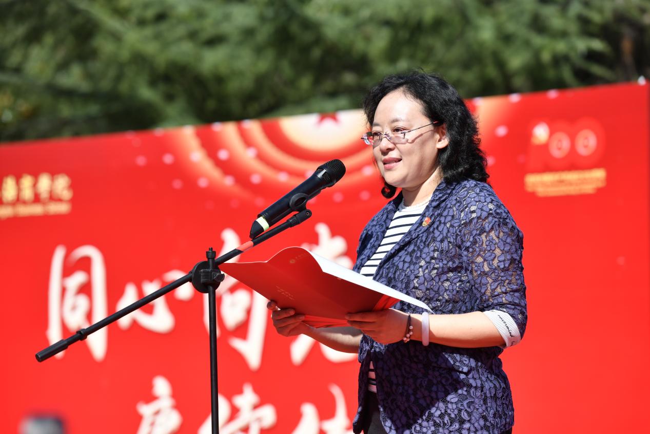 图为劳晓芸讲话