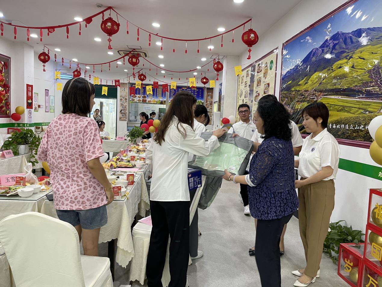 发放慰问品
