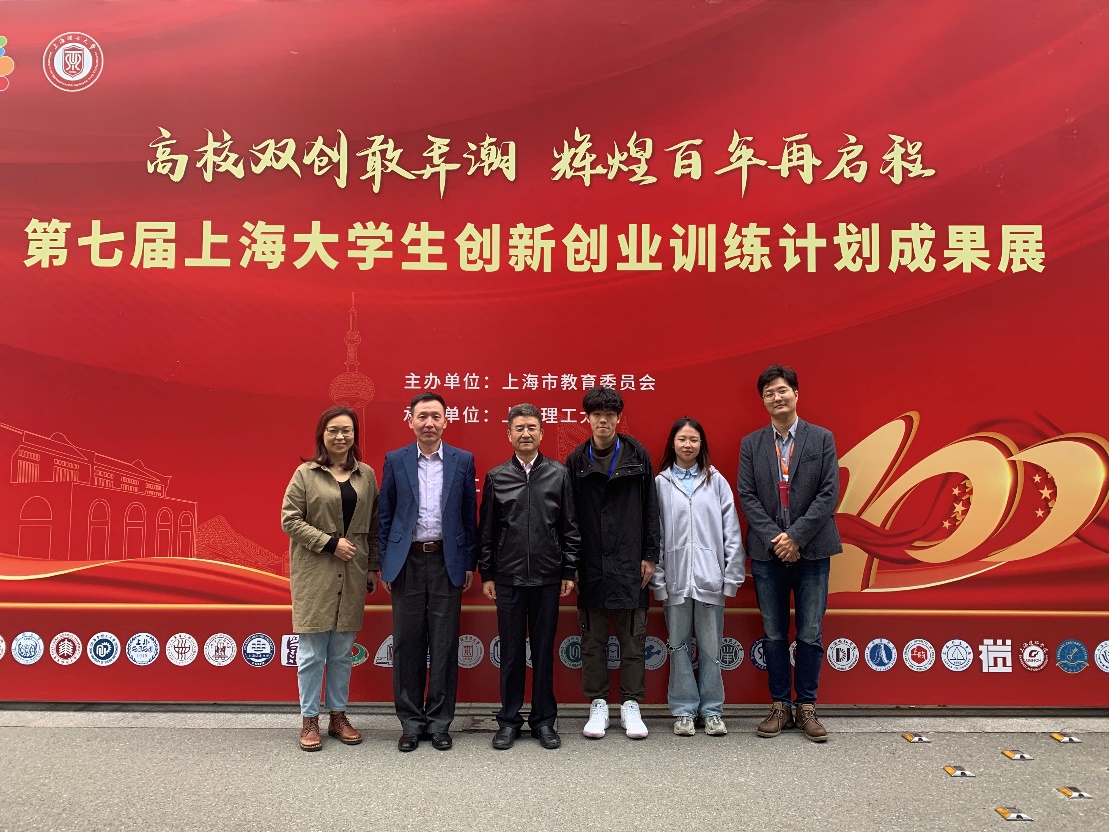 图为校领导和参展师生合影 图为校领导和参展师生合影