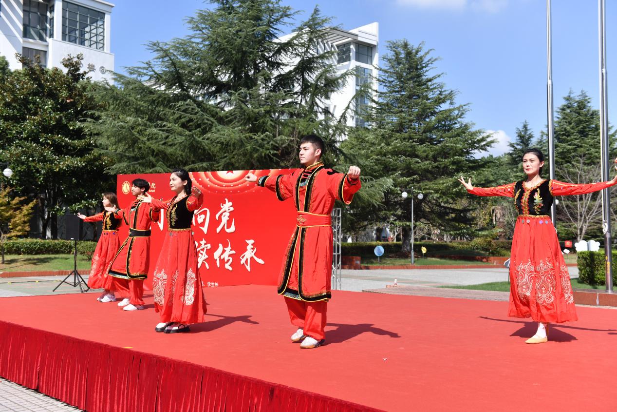 图为舞蹈《青春，与祖国共舞》
