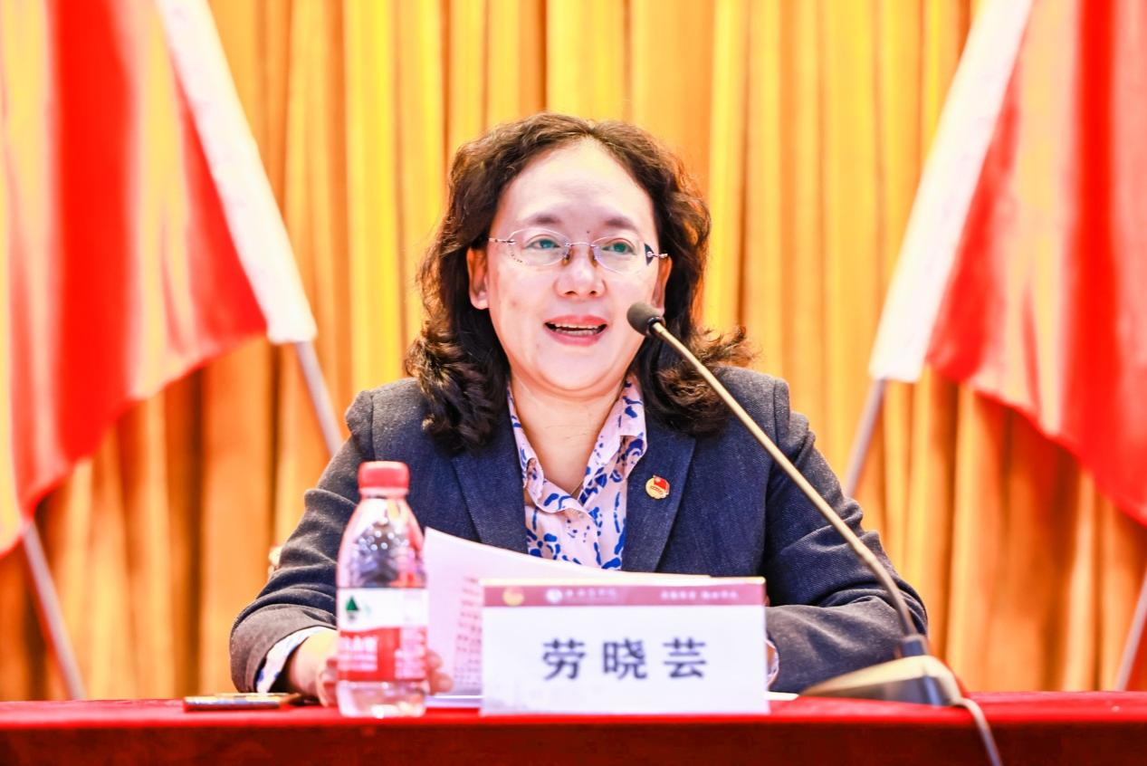 图为劳晓芸讲话 图为劳晓芸讲话