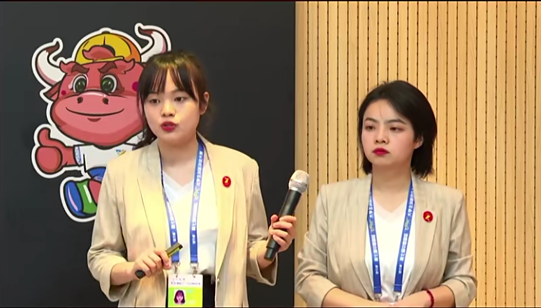 项目负责人唐静和刘思婕在国赛现场答辩