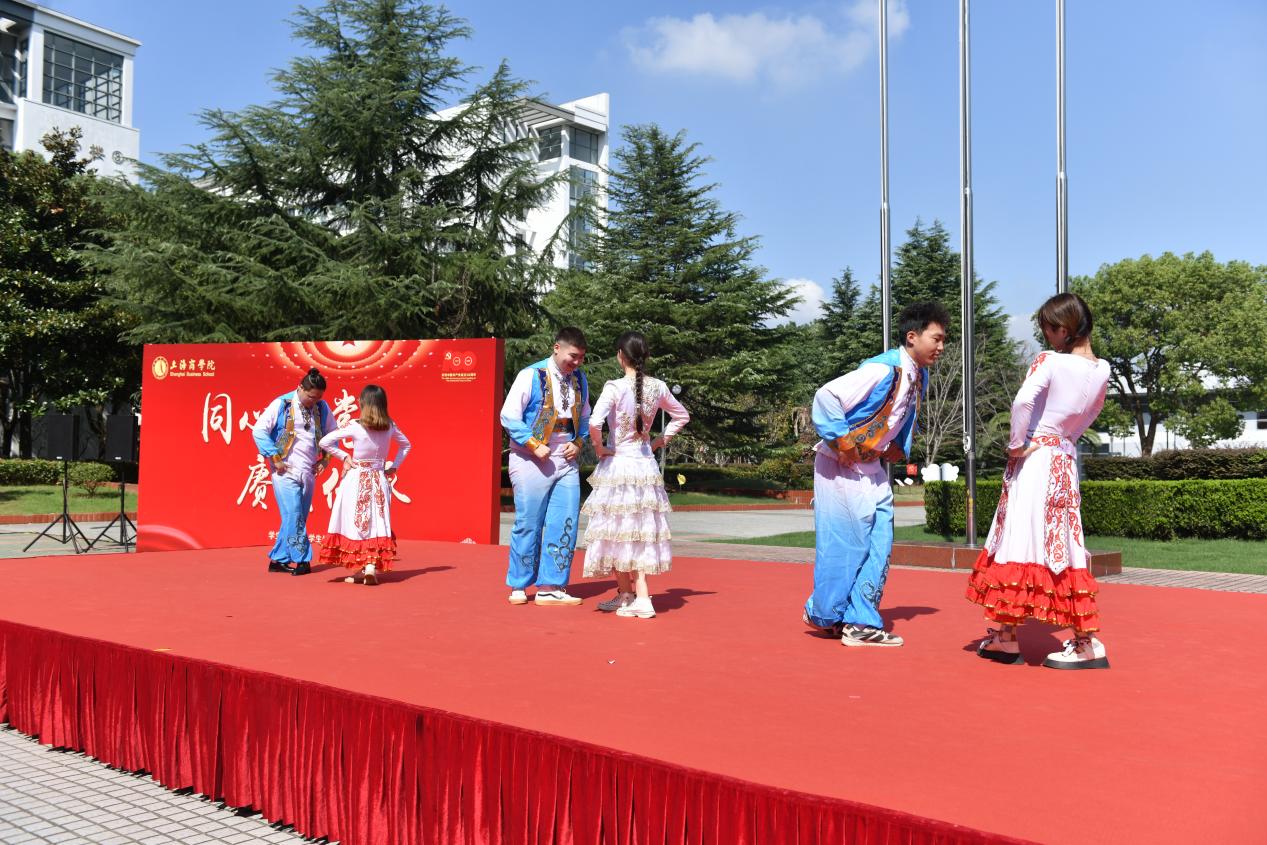 图为舞蹈《青春，与祖国共舞》