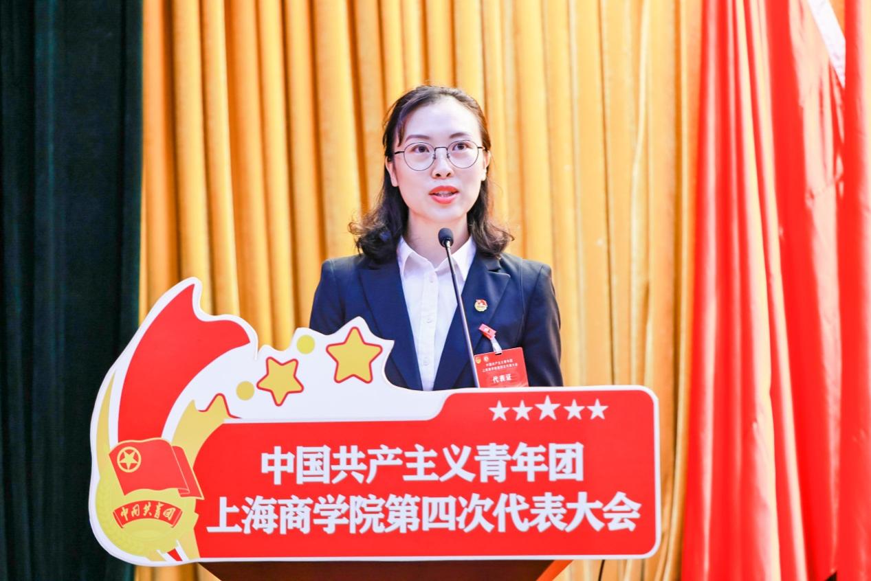 图为余绘平作工作报告 图为余绘平作工作报告