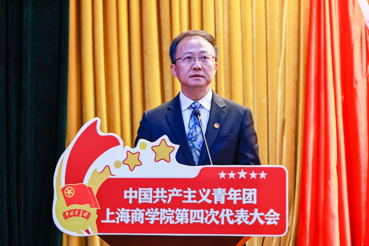图为沈大明讲话 图为沈大明讲话