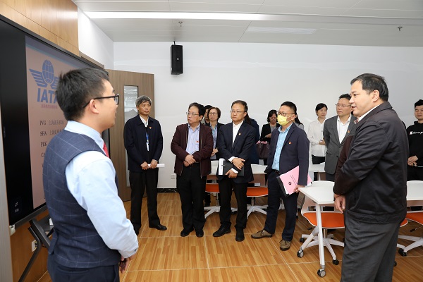 图为巡回指导组一行参观上海洛桑酒店管理学院教室