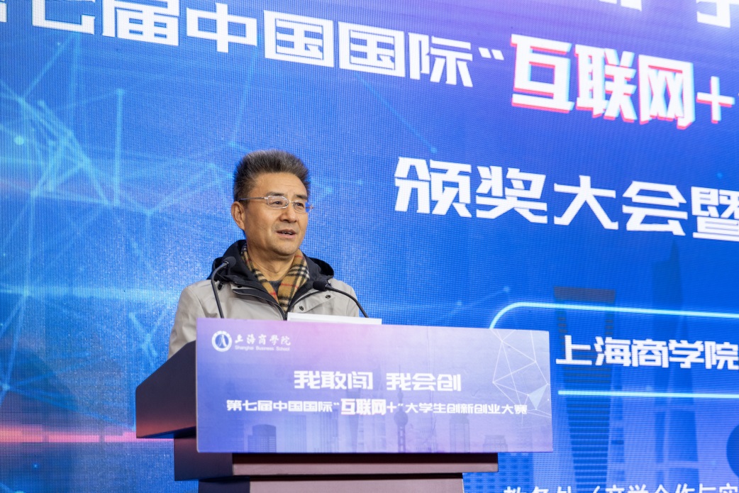 图为陈剑峰副校长致辞