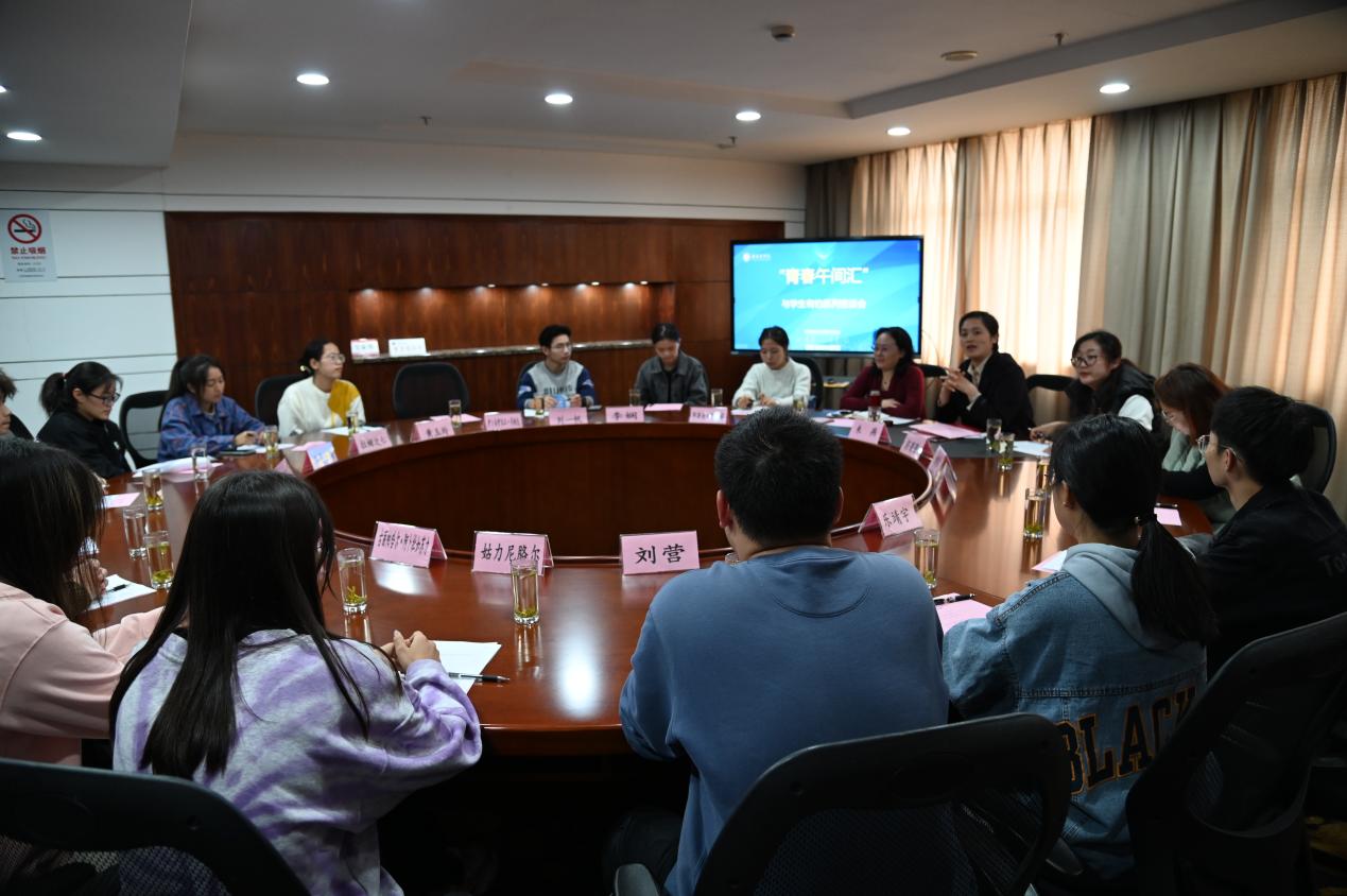 图为劳晓芸书记与学生在“冬季送温暖.青春午间会”活动中亲切交流