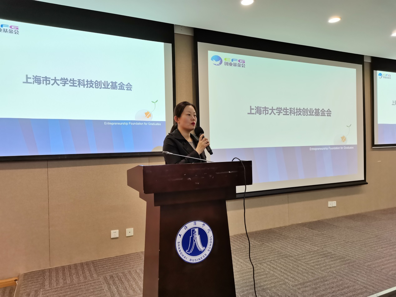 图为马晓晶介绍大学生创业项目如何获取资金支持