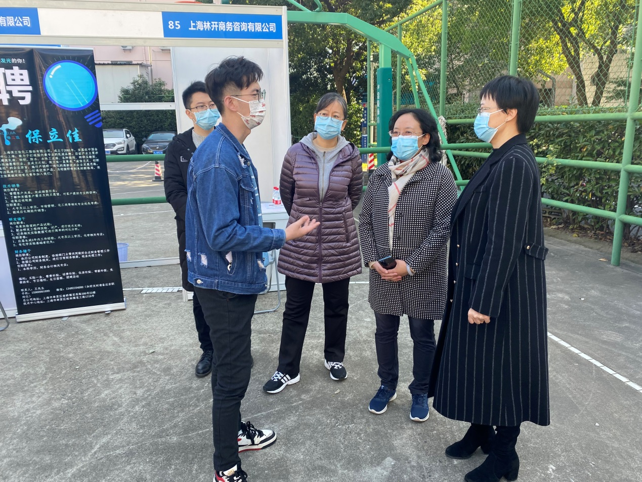 劳书记了解招聘会现场状况 劳书记了解招聘会现场状况