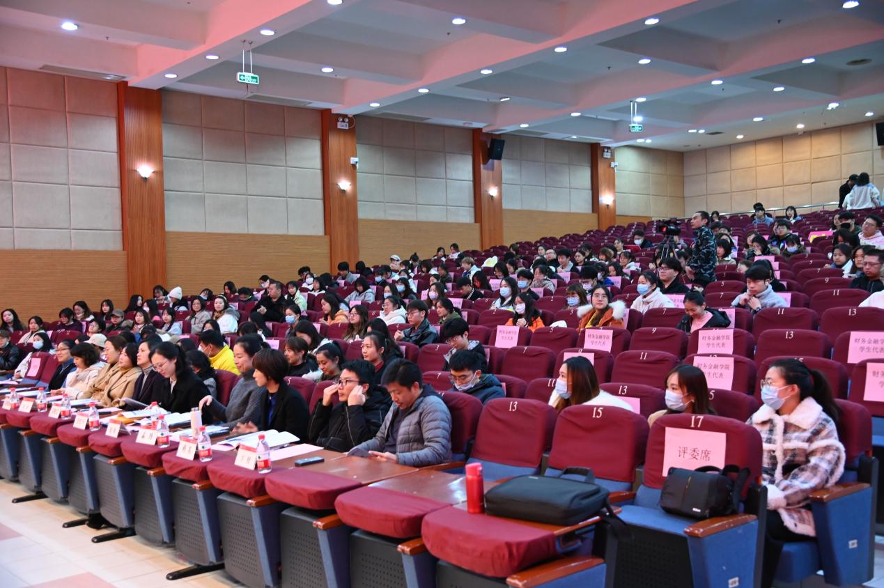 图为校长奖学金答辩会现场