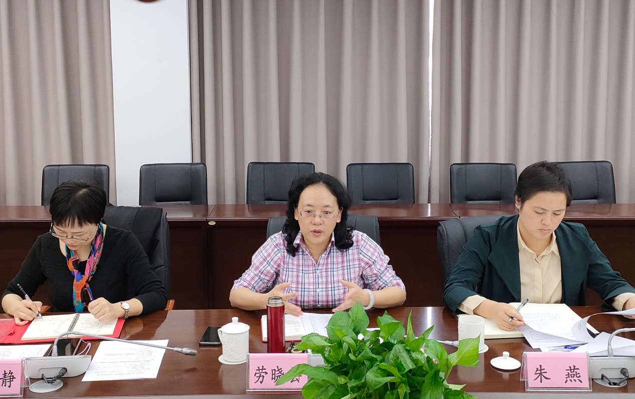 图为劳晓芸讲话