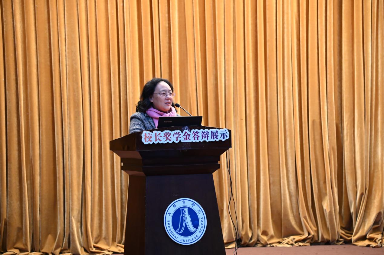 图为校党委副书记、副校长劳晓芸宣布获奖结果
