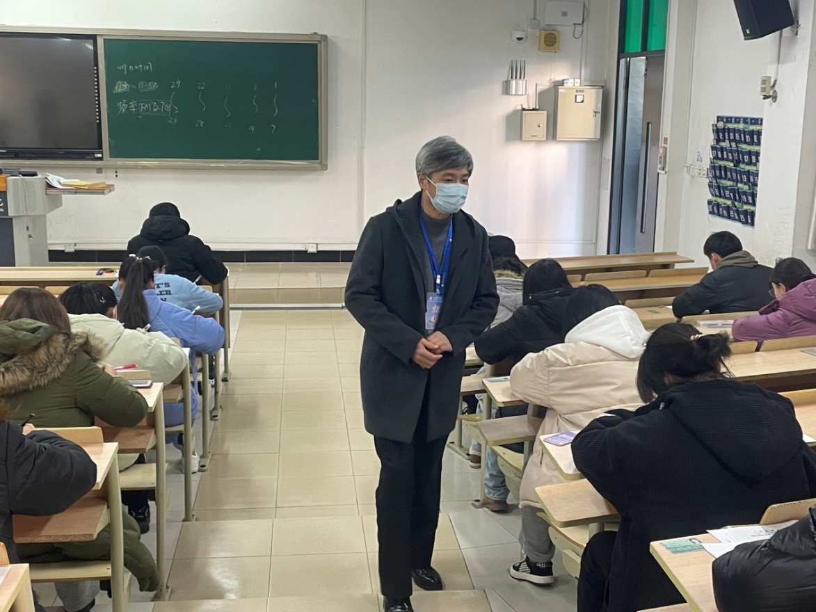 （图为校长唐海燕巡视考场情况）