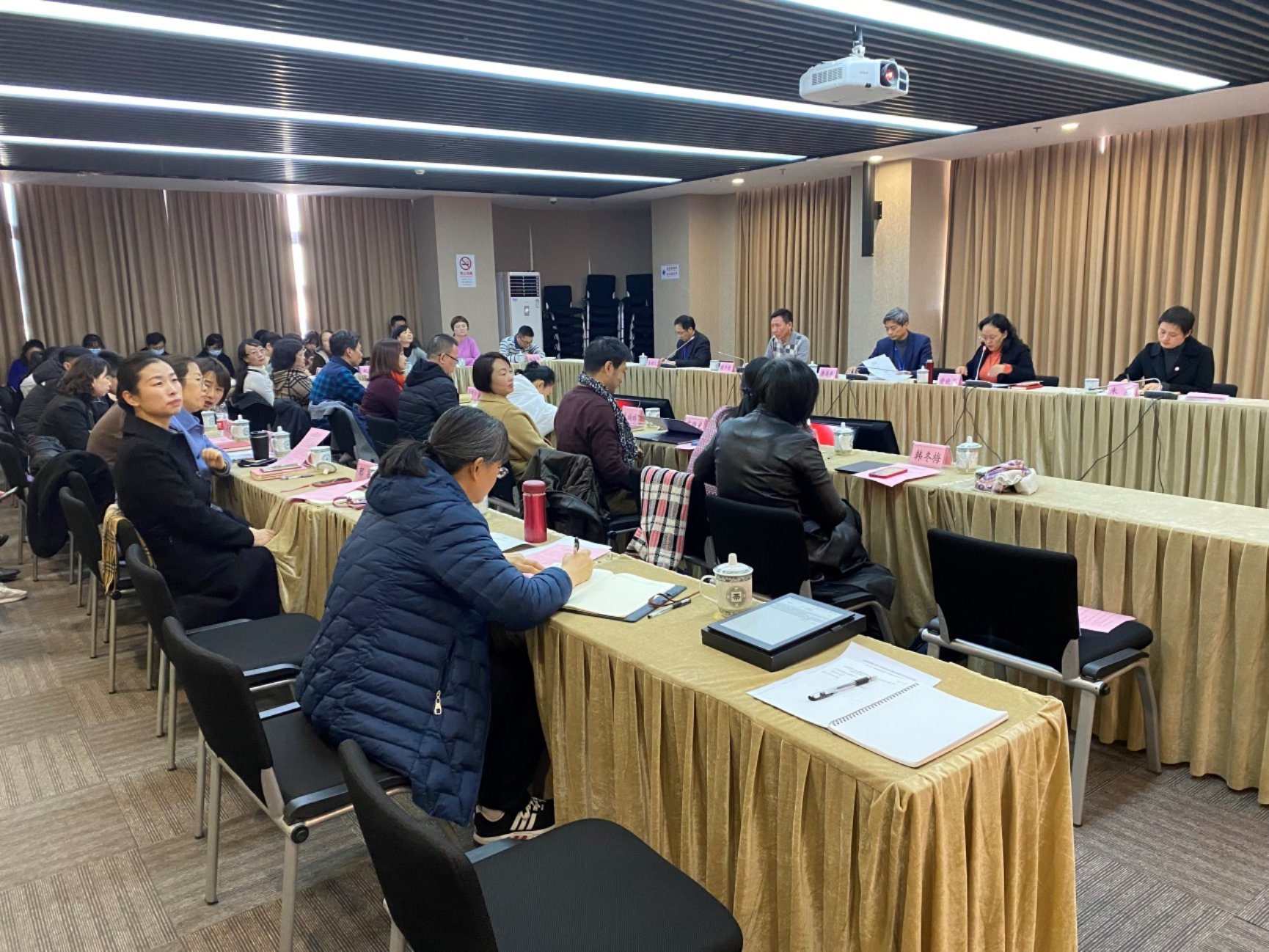 图为校党委副书记、副校长劳晓芸宣读表彰决定 图为校党委副书记、副校长劳晓芸宣读表彰决定