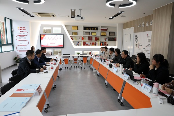 图为调研组在商务经济学院延伸检查 图为调研组在商务经济学院延伸检查