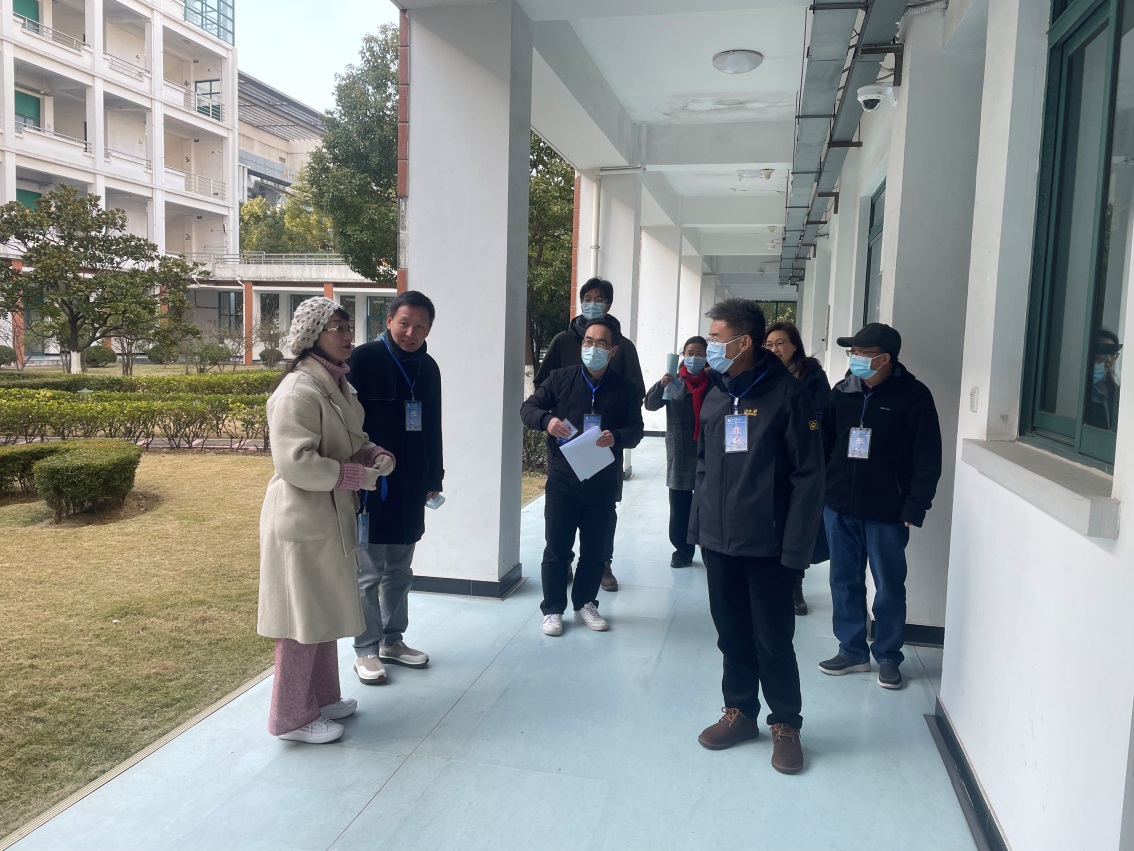 （图为副校长陈剑峰听取二级学院负责人考场情况汇报）