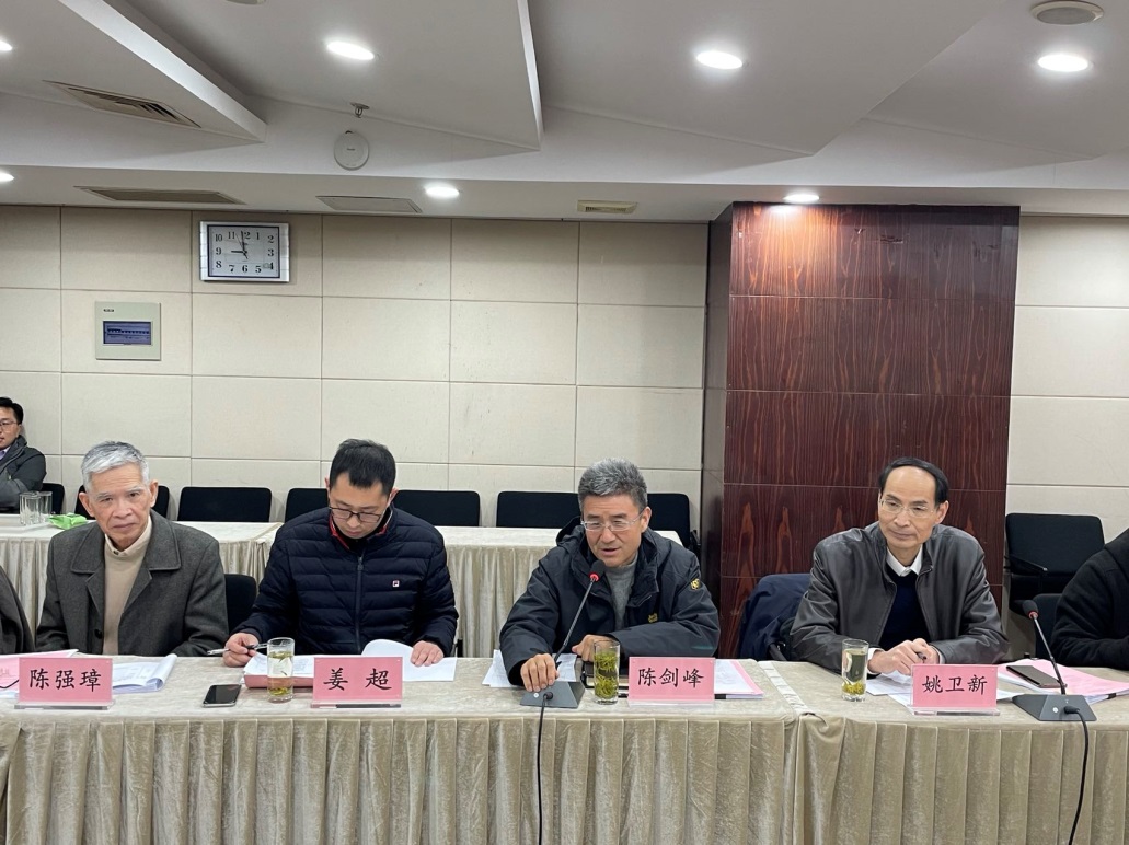 图为副校长陈剑峰讲话 图为副校长陈剑峰讲话