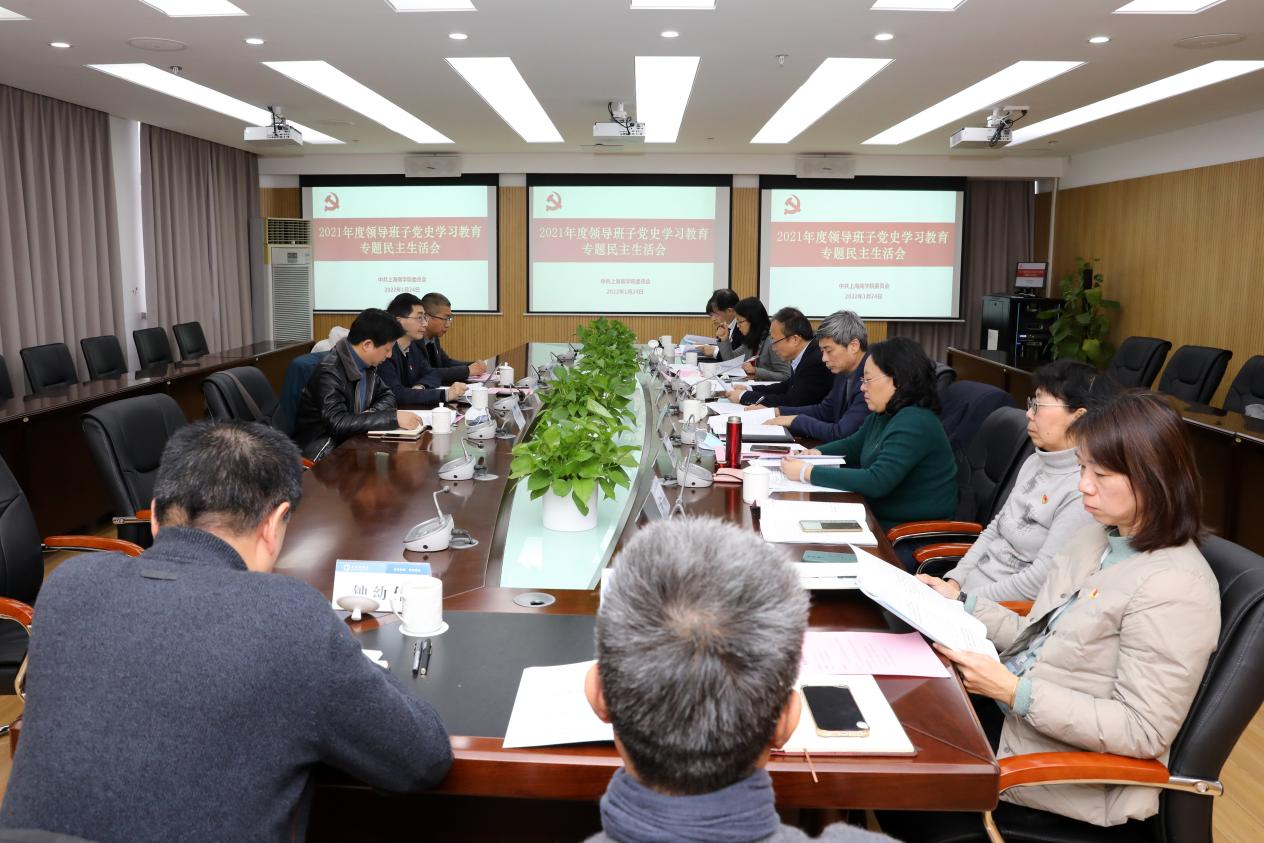 图为专题民主生活会现场 图为专题民主生活会现场