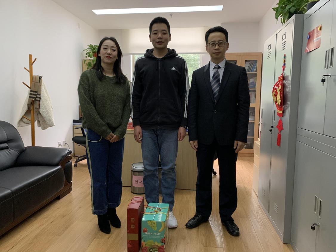 图为走访慰问照片 图为走访慰问照片