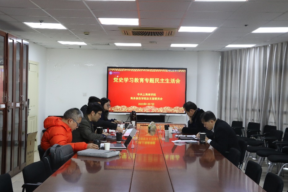 图为会议现场 图为会议现场