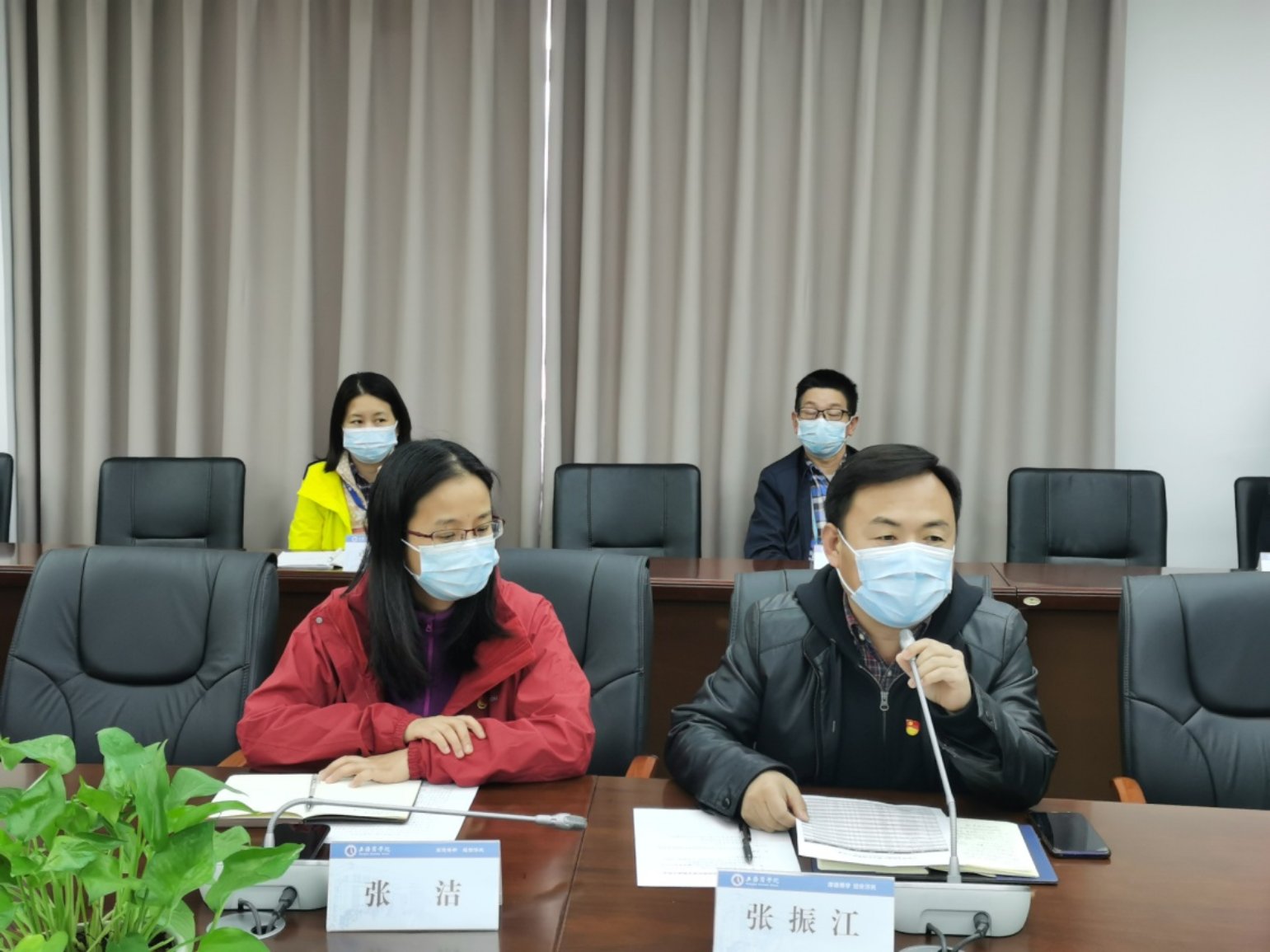 临时党支部书记张振江主持会议 临时党支部书记张振江主持会议