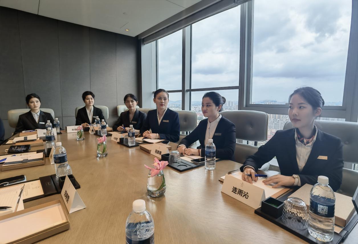 图为连雨沁老师(右一)此前的工作照 图为连雨沁老师(右一)此前的工作照