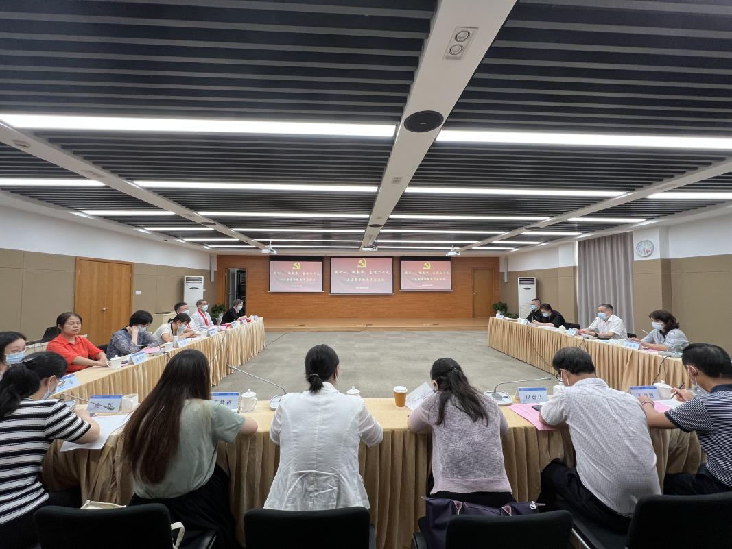 图为座谈会现场 图为座谈会现场