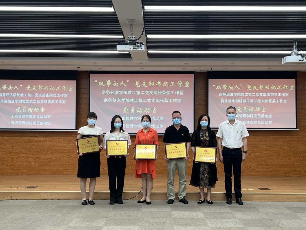 图为授牌仪式 图为授牌仪式