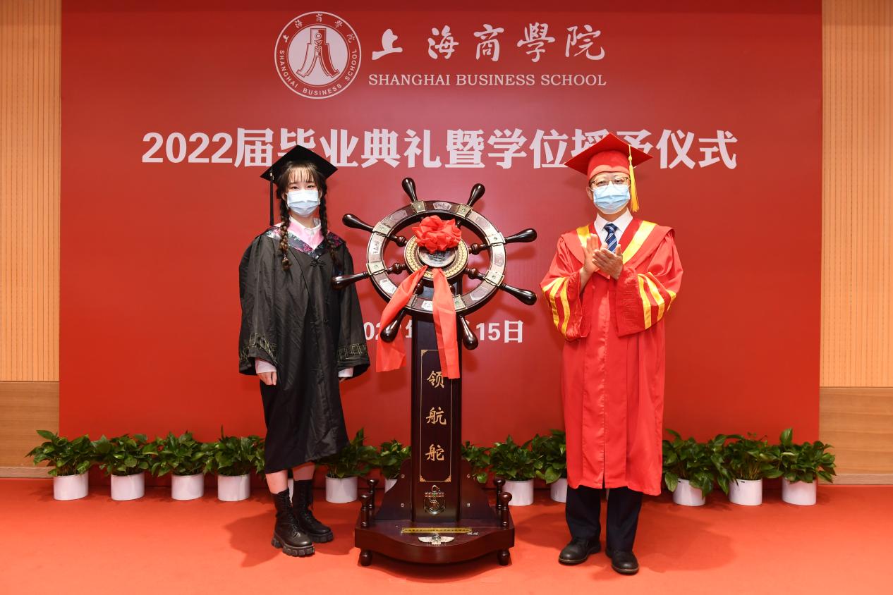 党委书记沈大明代表学校接受2022届毕业生赠送母校礼物 党委书记沈大明代表学校接受2022届毕业生赠送母校礼物