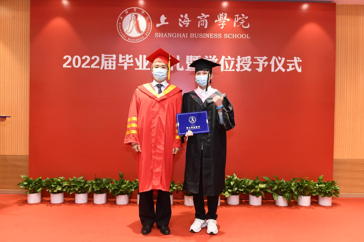 党委副书记、校长唐海燕为毕业生代表拨穗并颁发学位证书(毕业证书) 党委副书记、校长唐海燕为毕业生代表拨穗并颁发学位证书(毕业证书)