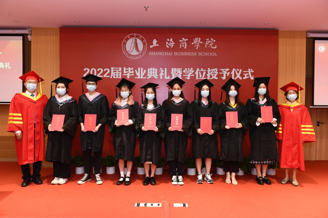 副校长贺瑛、副校长张绍华为2022年度上海商学院优秀毕业生代表颁发荣誉证书 副校长贺瑛、副校长张绍华为2022年度上海商学院优秀毕业生代表颁发荣誉证书